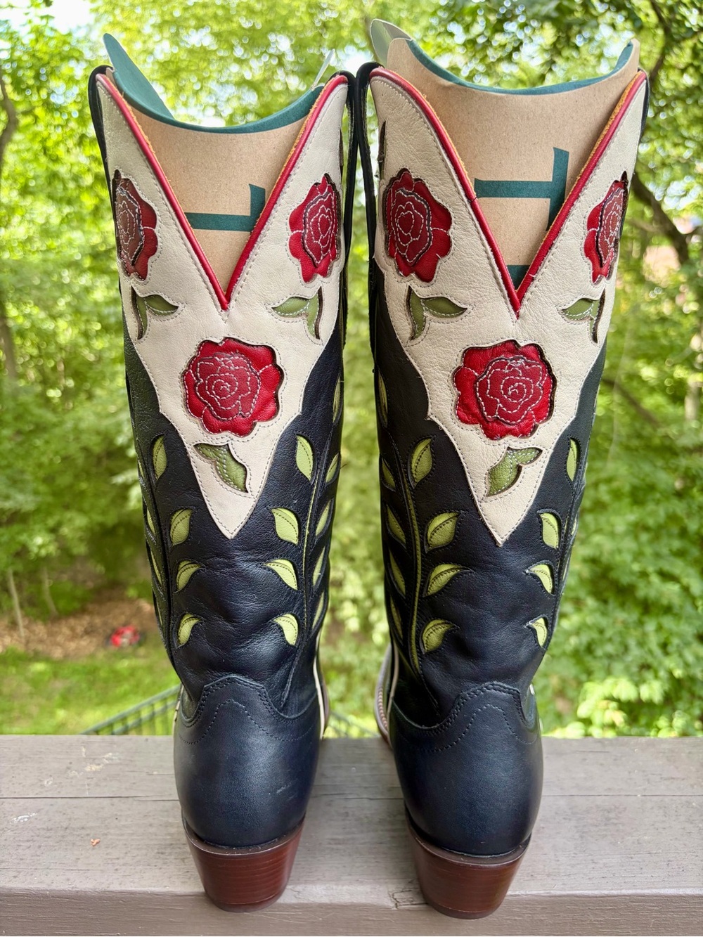Tecovas Limited Edition Midnight Cream and Red Roses - Picture 4 of 10